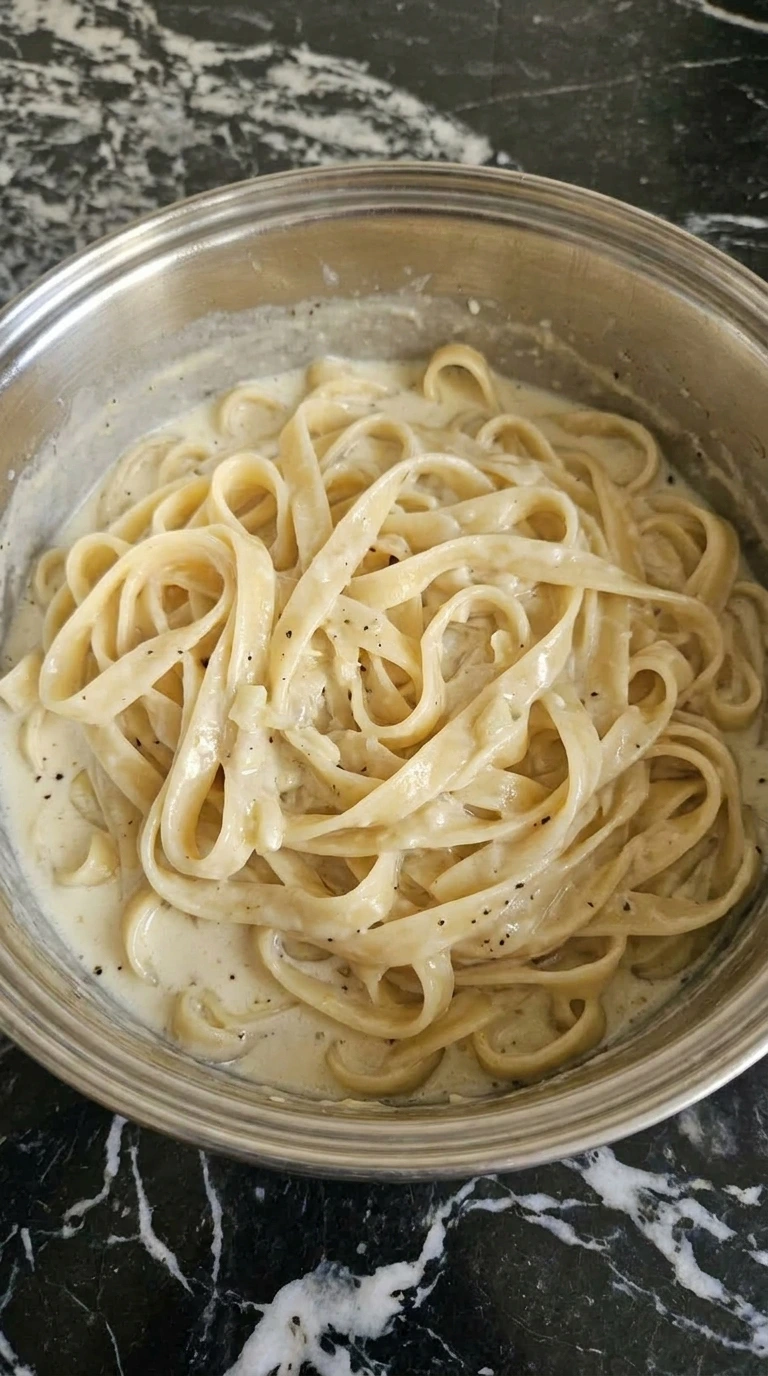 Fettuccine coated in garlic parmesan sauce for Creamy Garlic Parmesan Pasta.