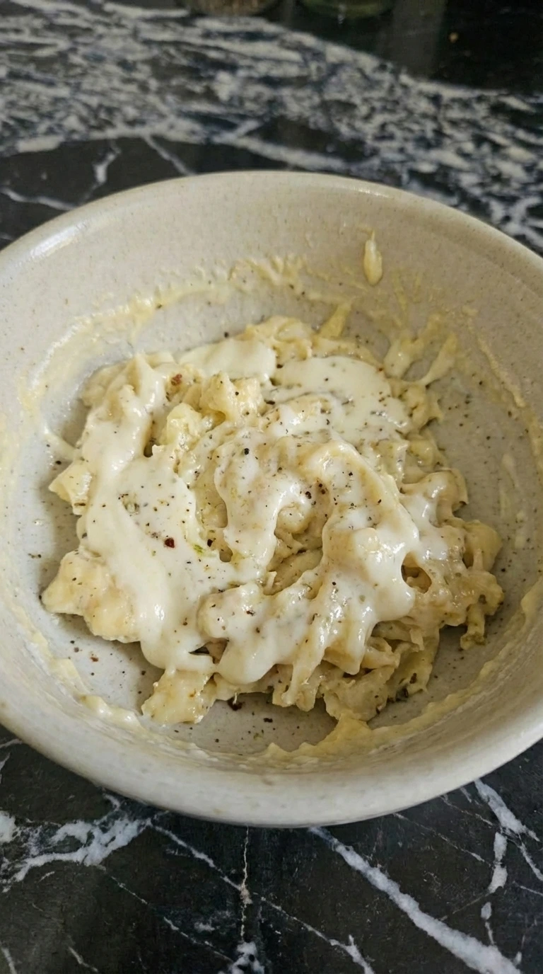 Pasta mixed with cheese sauce