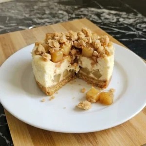Apple Crisp Mini Cheesecake with creamy filling, cinnamon apples and golden oat crumble Recipe focus: mini apple crisp cheesecake.